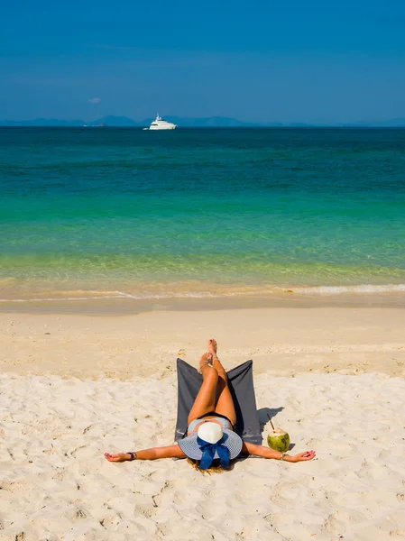 Mujer disfrutando de sus vacaciones en un tranvía en la playa tropical — Foto de Stock