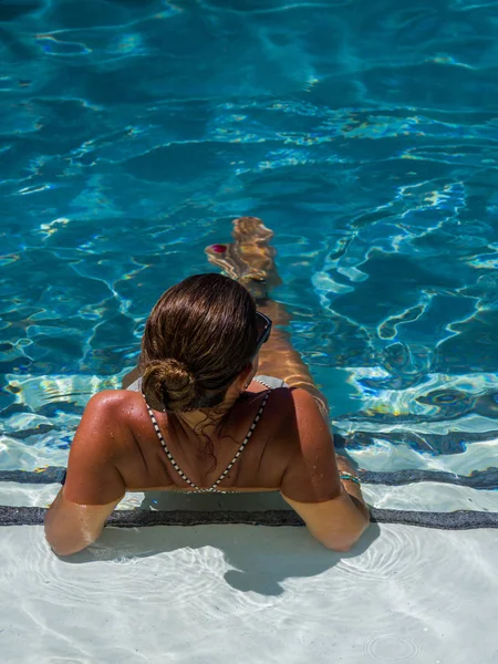 Donna che si rilassa in piscina al resort termale. r — Foto Stock