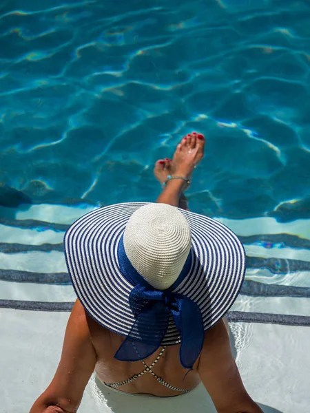 Vrouw ontspannen in het zwembad van het kuuroord. r — Stockfoto