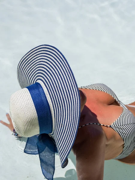 Mujer relajante en la piscina en el balneario. r —  Fotos de Stock