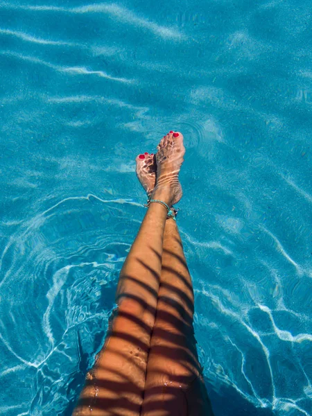 Mujer relajante en la piscina en el balneario. r —  Fotos de Stock