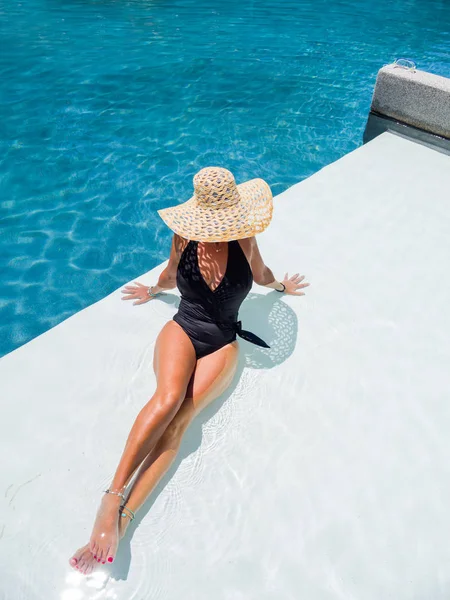 Γυναίκα χαλαρώνοντας στην πισίνα στο θέρετρο spa. ί ας — Φωτογραφία Αρχείου