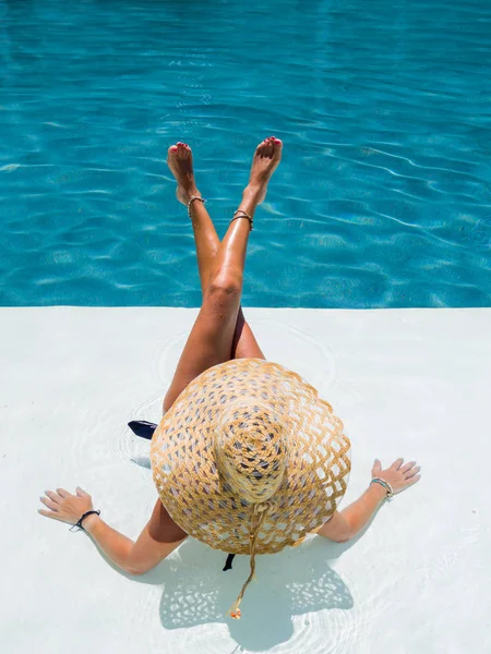 在温泉胜地的游泳池里放松的女人。r — 图库照片