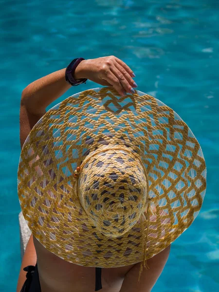 Frau entspannt sich im Schwimmbad im Kurort. r — Stockfoto