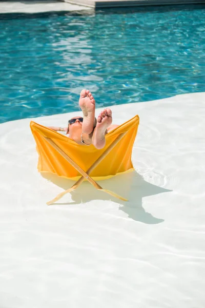 Жінка відпочиває в басейні курорту. р-н — стокове фото