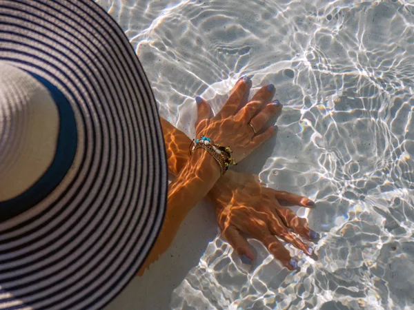 Frau entspannt sich im Schwimmbad im Kurort. r — Stockfoto