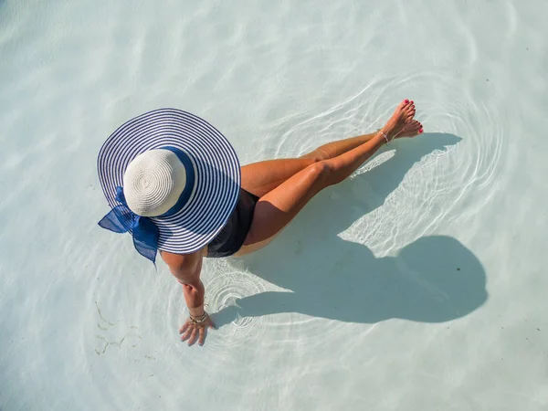 Donna che si rilassa in piscina al resort termale. r — Foto Stock