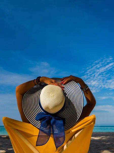 Bir kadın, tropikal plajda tatilin tadını çıkarıyor. — Stok fotoğraf