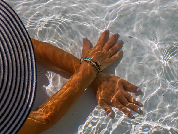 Mulher relaxando na piscina no spa resort. r — Fotografia de Stock