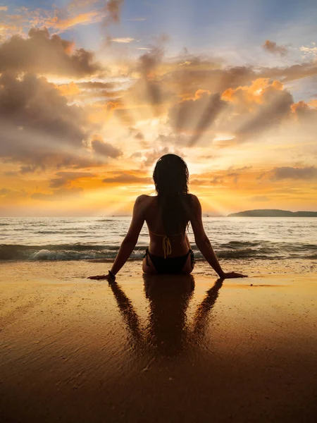Silueta ženy na pláži při západu slunce — Stock fotografie