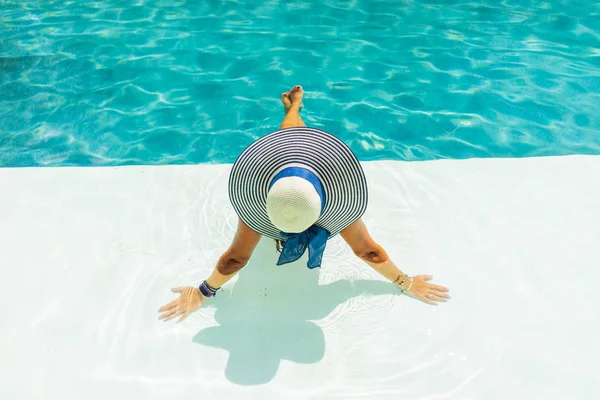 Donna che si rilassa in piscina al resort termale. r — Foto Stock