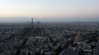 Akşam geceleri Paris çatılarının görünümü