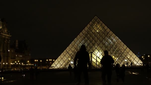 Menschen Die Nachts Louvre Museaum Spazieren Gehen — Stockvideo
