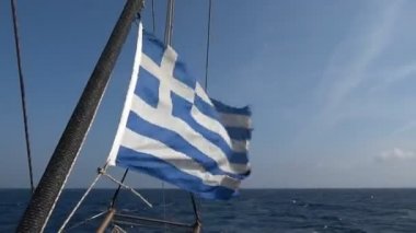 Yelkenli teknede Yunan bayrağı