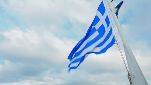 セーリングボートのギリシャ国旗 — ストック動画