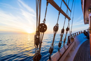 Seyir sırasında yelkenli güverte günbatımında 