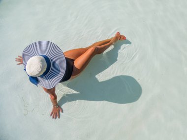 Kaplıcadaki havuzda dinlenen bir kadın. r