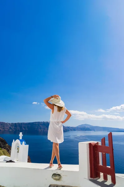 Călătorie de lux femeie de vacanță în căutarea la vedere pe insula Santorini — Fotografie, imagine de stoc