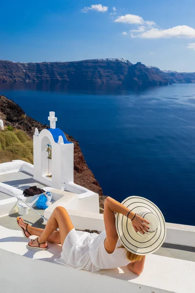 Luxusreise-Urlauberin mit Blick auf Santorini-Insel — Stockfoto