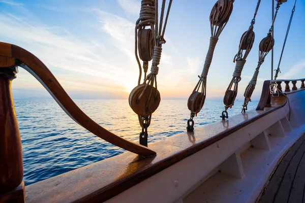 Cirkálás közben a vitorlás hajó fedélzeti gyönyörű naplementében — Stock Fotó