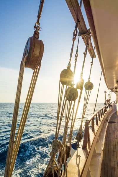 Coucher de soleil sur le pont du voilier pendant la croisière — Photo