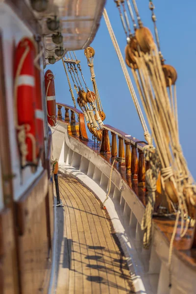 Old ship tackles. Old sailing ship vessel. — Stock Photo, Image