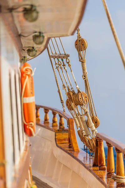 Old ship tackles. Old sailing ship vessel. — Stock Photo, Image