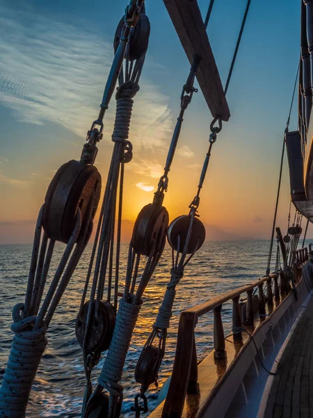 Pôr do sol no convés do veleiro durante o cruzeiro — Fotografia de Stock