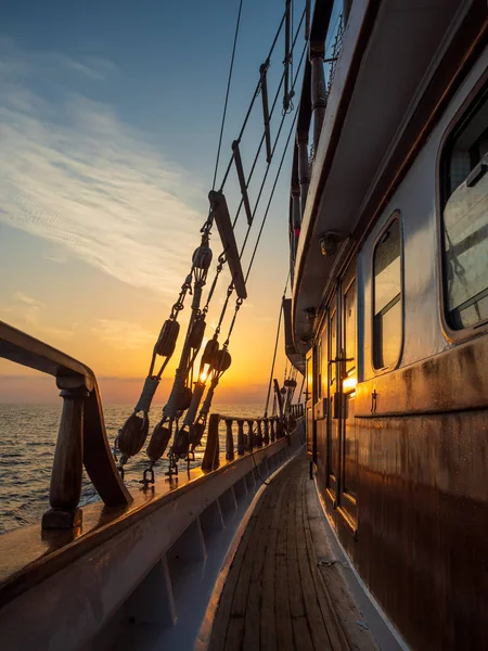Západ slunce na palubě plachetnice při jízdě — Stock fotografie