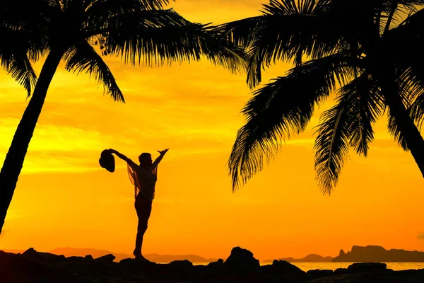 Piękne dziewczyny na plaży w Tajlandii o zachodzie słońca — Zdjęcie stockowe