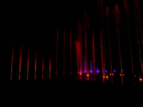 Кольоровий декоративний танцювальний водяний струмінь призвів до світлого шоу на фонтані — стокове фото
