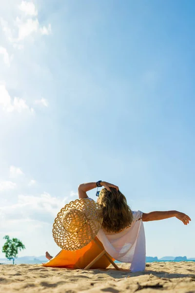 열 대의 해변에서 통나무배를 타고 축일을 즐기는 여자 — 스톡 사진