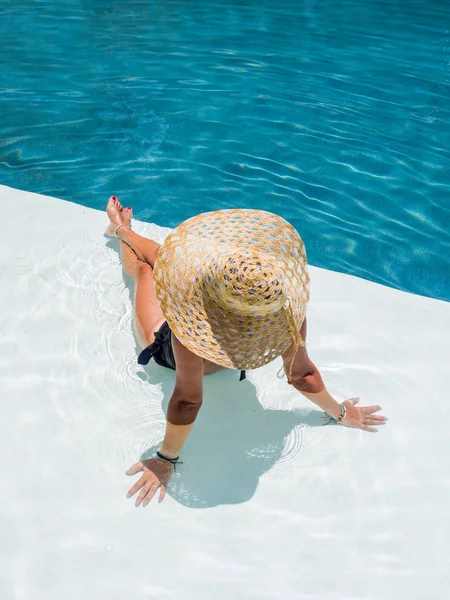 Frau entspannt sich im Schwimmbad im Kurort. r — Stockfoto