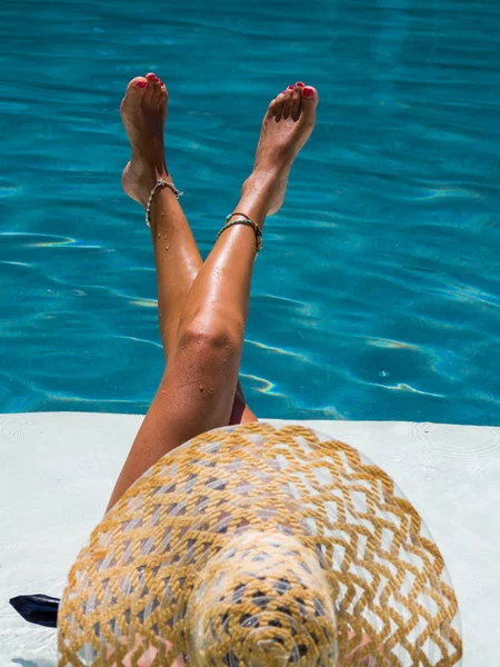 Mulher relaxando na piscina no spa resort. r — Fotografia de Stock