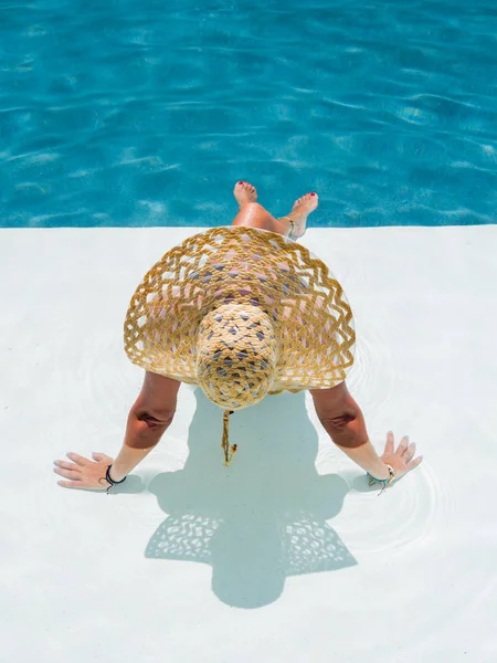 Vrouw ontspannen in het zwembad van het kuuroord. r — Stockfoto