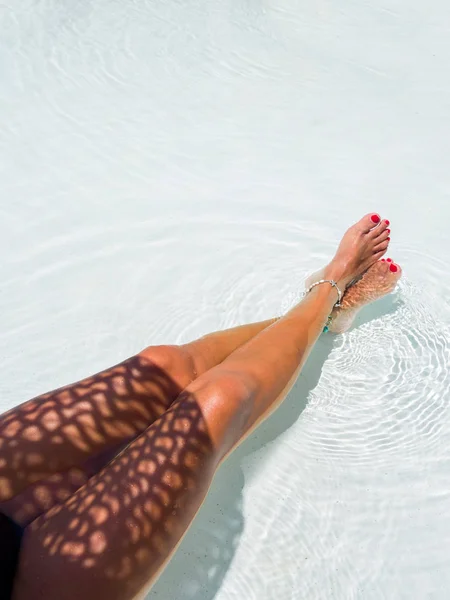 Mulher relaxando na piscina no spa resort. r — Fotografia de Stock