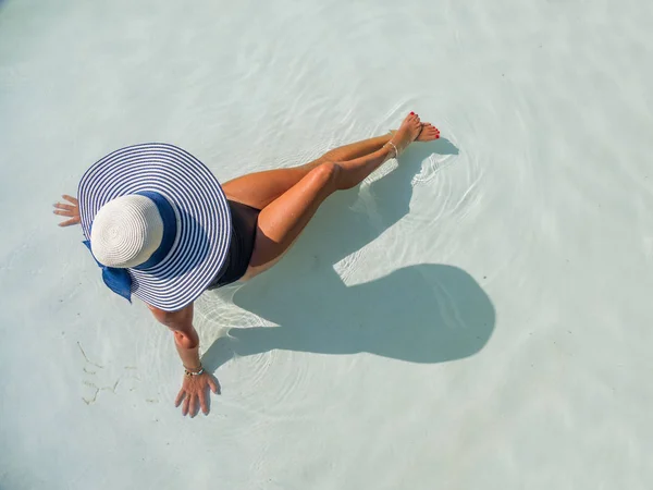 Donna che si rilassa in piscina al resort termale. r — Foto Stock