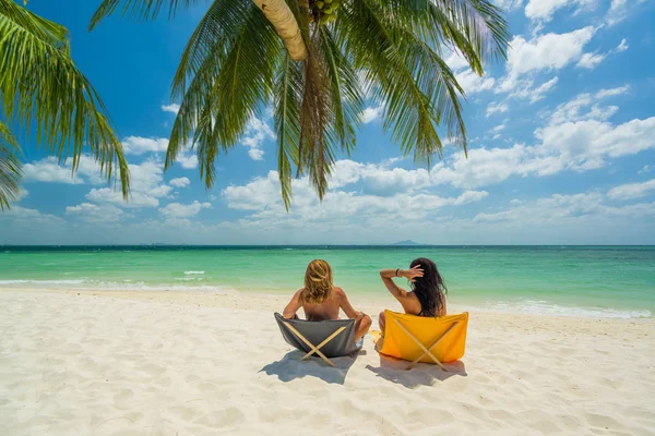 Två kvinnor njuter av sin semester på den tropiska stranden — Stockfoto