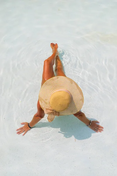 高級リゾートのスイミング プールでリラックスした女性 — ストック写真