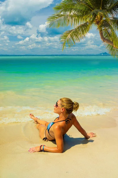 Mujer linda relajarse en la playa de verano . —  Fotos de Stock