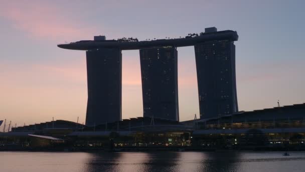シンガポール シンガポール 2019 マリーナベイサンズは日の出でアジアで最大のホテル 2010 日にオープンしました — ストック動画