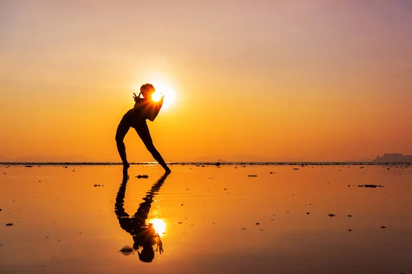 日落时海滩上的女人 — 图库照片