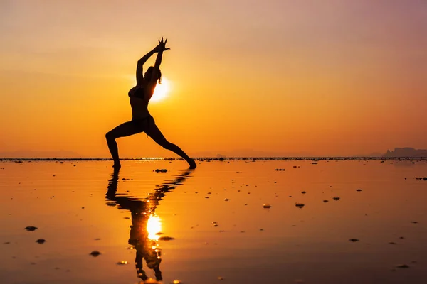 Femme sur la plage au coucher du soleil — Photo