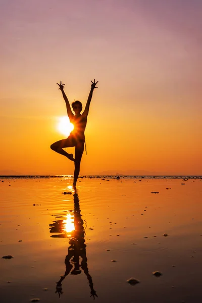 Femme sur la plage au coucher du soleil — Photo