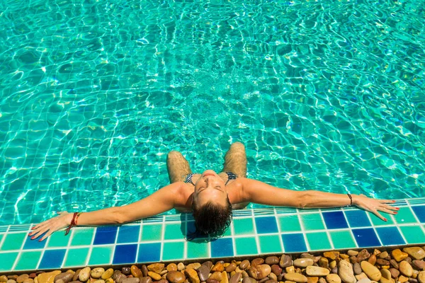 Mujer en balneario de lujo cerca de la piscina . — Foto de Stock