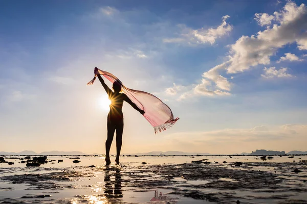 Γυναίκα στην παραλία το ηλιοβασίλεμα — Φωτογραφία Αρχείου