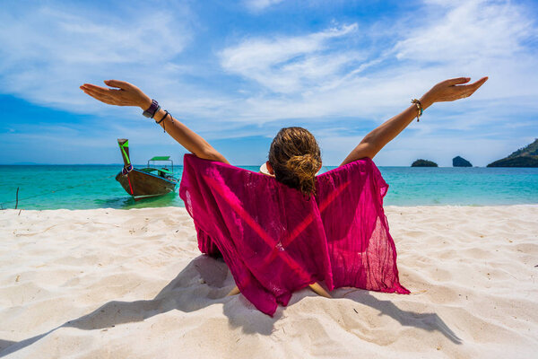 Женщина наслаждается отдыхом на трансате на тропическом пляже
 