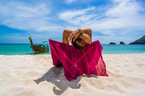 Mujer disfrutando de sus vacaciones en un tranvía en la playa tropical — Foto de Stock
