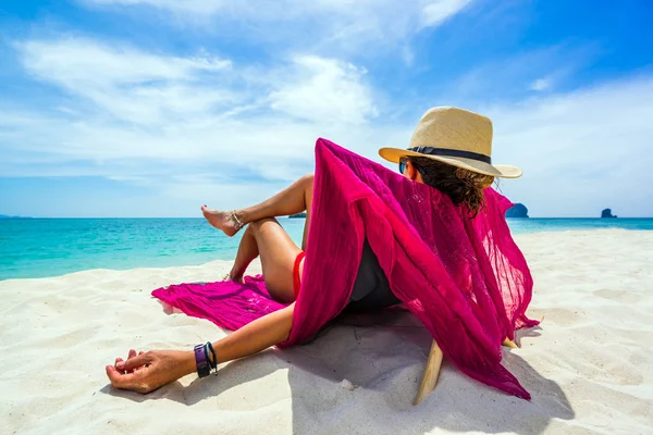 Vrouw geniet van haar vakantie op een transat aan het tropische strand — Stockfoto