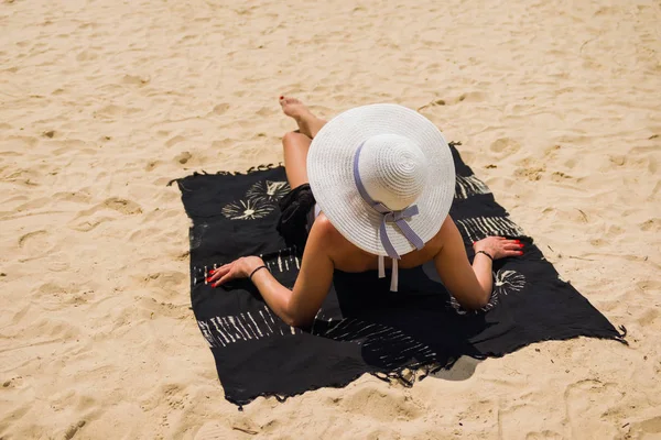 Jonge vrouw aan het tropische strand — Stockfoto